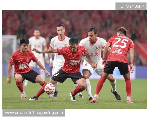 保级战聚焦成都蓉城与重庆铜梁龙，内部危机成关键