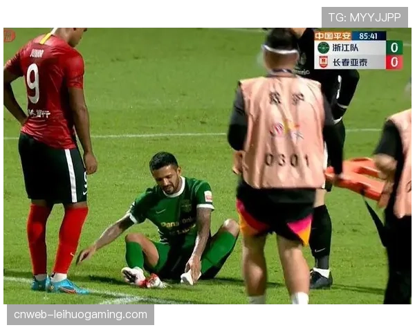 争议判罚后，摩纳哥教练席怒摔水瓶，主裁判出示红牌